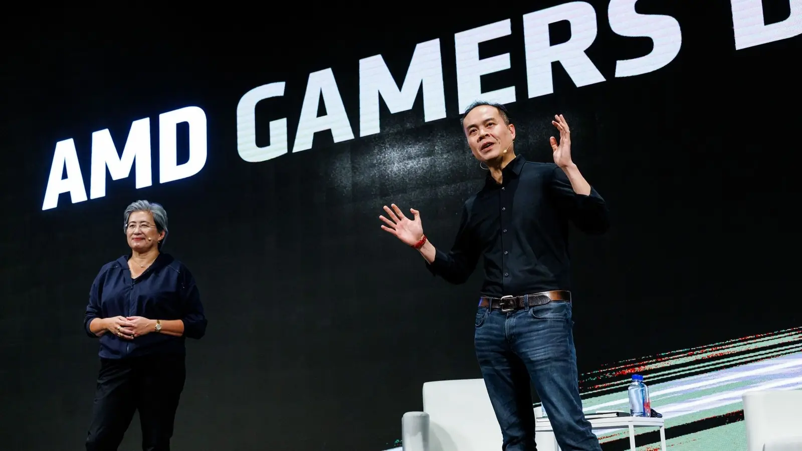 FSR 4 llega a las consolas portátiles: AMD lo confirma para handhelds, notebooks y APU antes de fin de año